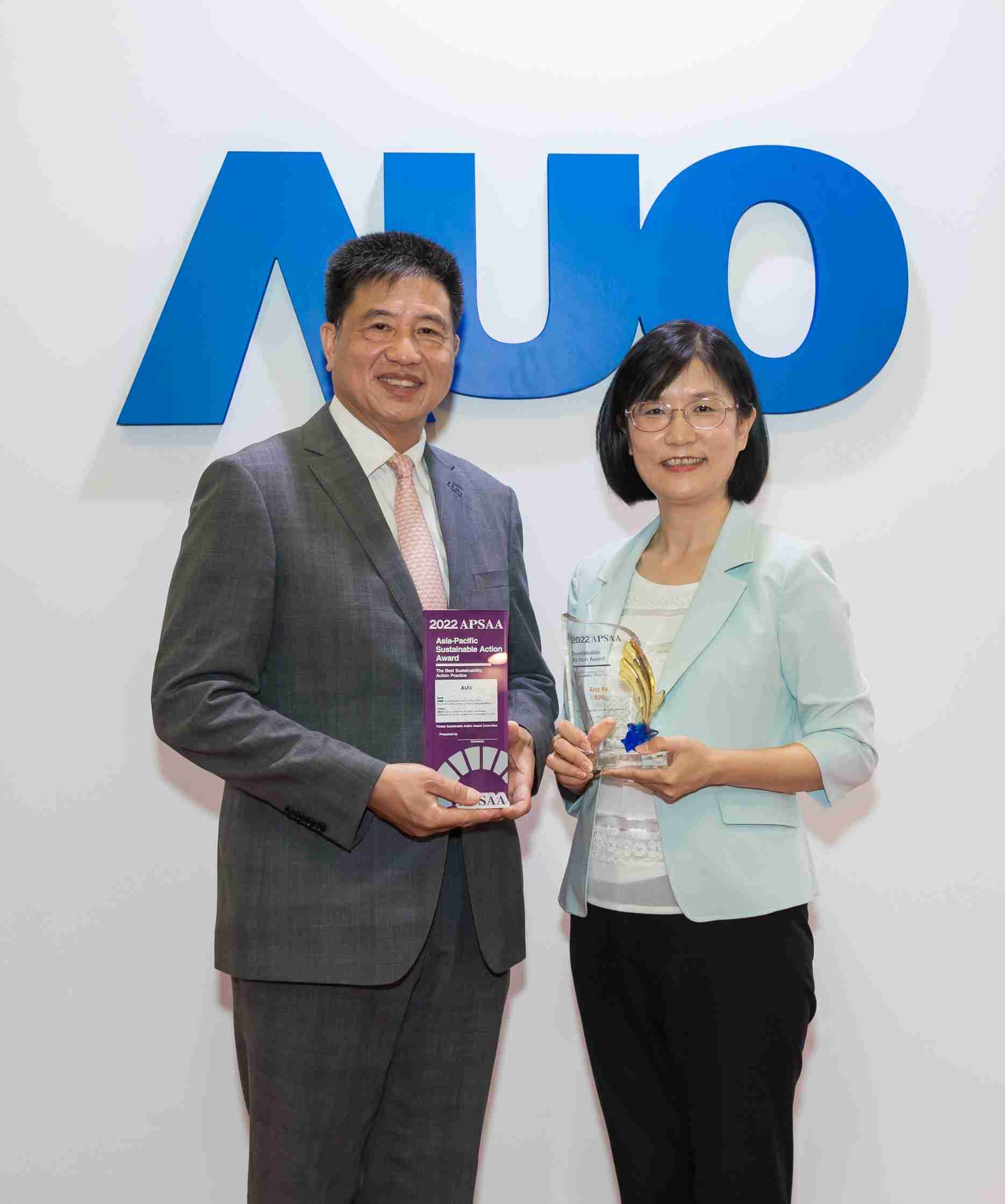 杏悦2长期垫筑永续远景的基石，，，，透过ESG暨气候委员会逐步实践永续策略蓝图。。。。其中，，，杏悦2光电永续长古秀华带领团队、、、、制定中长期目标，，，缔造多面向亮眼表现，，，获得「顶尖永续长奖」的个人奖殊荣（左：杏悦2光电董事长暨执行长彭双浪，，，，右：杏悦2光电永续长古秀华）