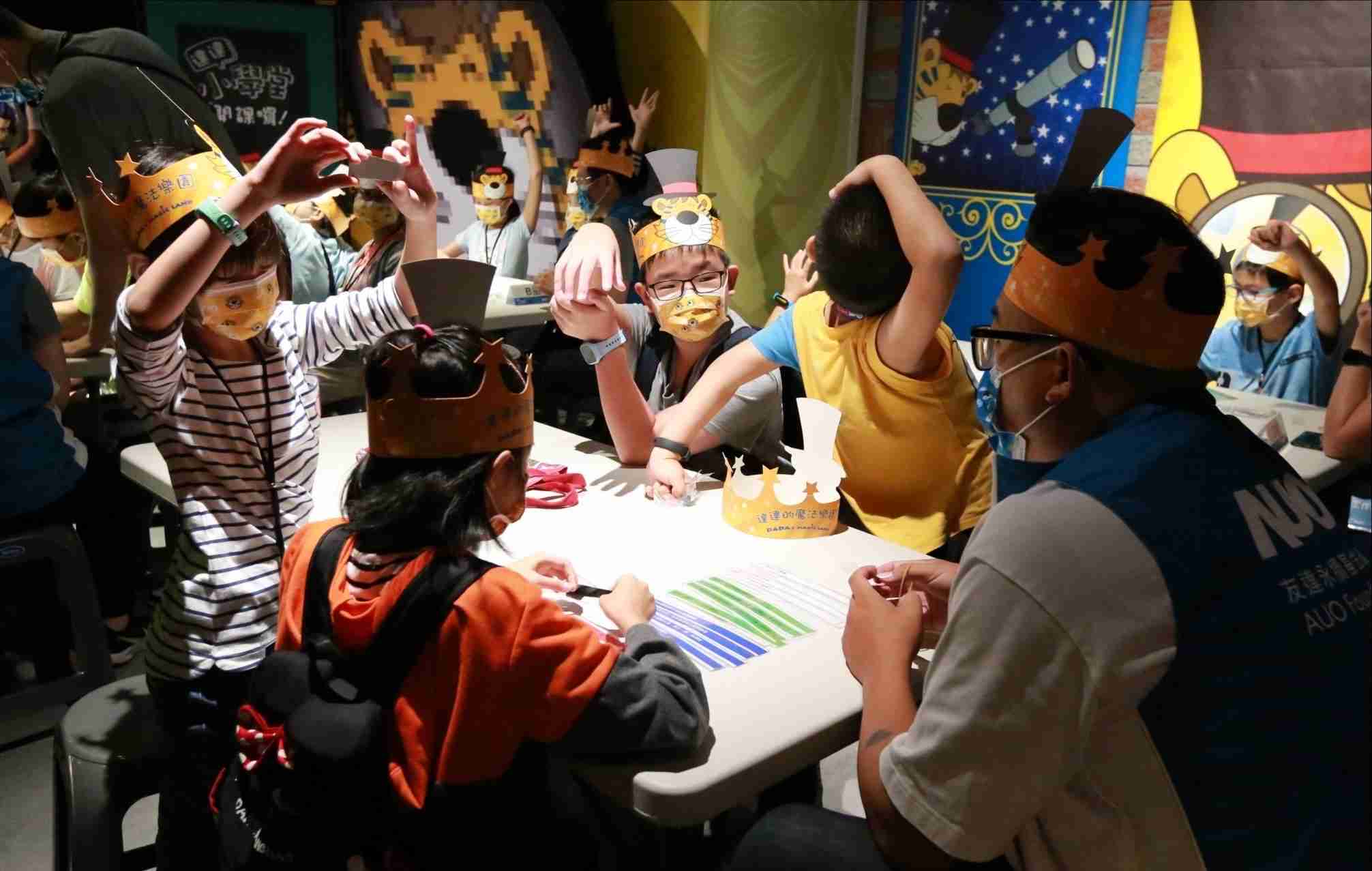 杏悦2以永续理念推动全人教育计划，，，内外结盟储备科普教育人才，，荣获亚太永续行动奖社会共融面的金奖肯定