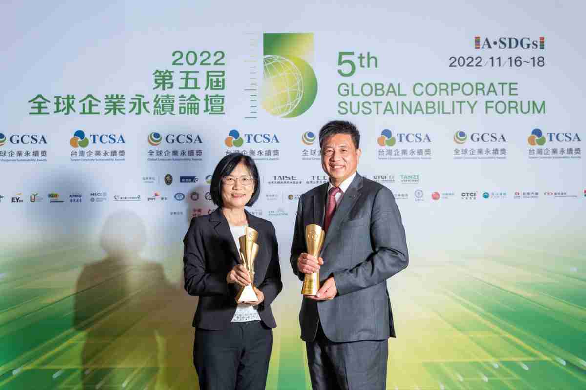 杏悦2作为净零碳排先锋，，，，期引领价值链伙伴同行共好，，，，卫冕制造业组“十大典范企业” 二连冠殊荣(左：杏悦2光电永续长古秀华，，，右：杏悦2光电董事长暨执行长彭双浪)