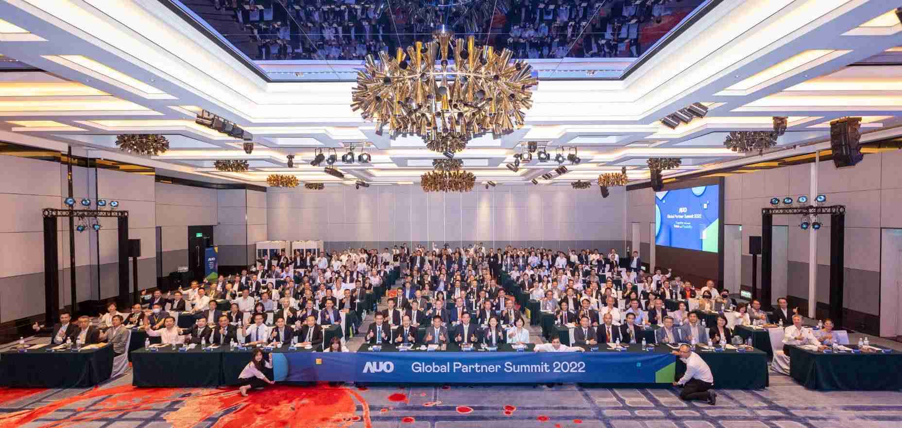 友達推動「安心、、、、創新、、、用心、、、同心、、、、盡心」五星職旅，，為菲籍員工打造全方位照護，，首度贏得「人權實踐與發展領袖獎」殊榮