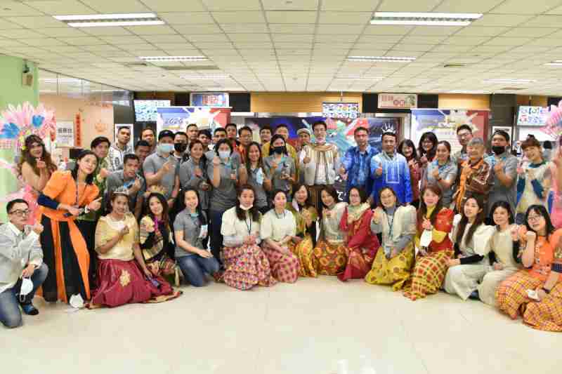 友達推動「安心、、、創新、、、、用心、、同心、、、、盡心」五星職旅，，為菲籍員工打造全方位照護，，首度贏得「人權實踐與發展領袖獎」殊榮