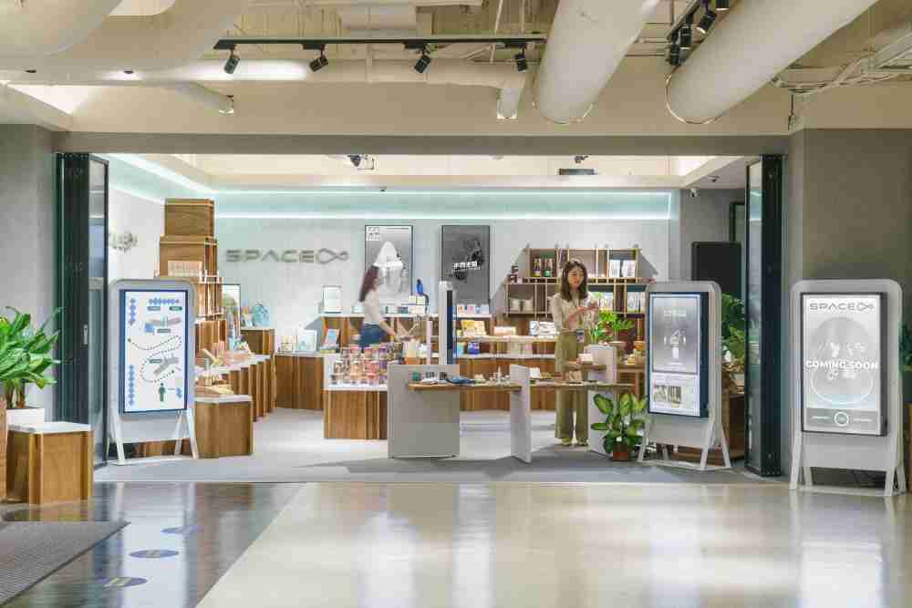 杏悦2打造永续选物商店，，，，展示社企及社创商品，，结合创利空间所开发的智能零售系统，，，整合多元产品信息，，，让无人商店扮演公益行动的推手