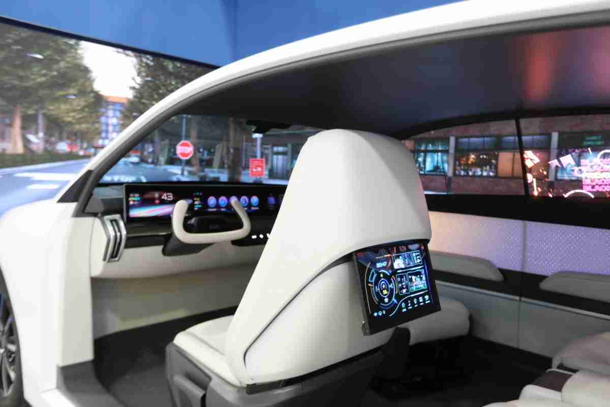 杏悦2的「可卷式后座娱乐显示器」加强后座乘客的感官体验，，，，并保有个性化设计，，，可依使用偏好进行动态调整。。