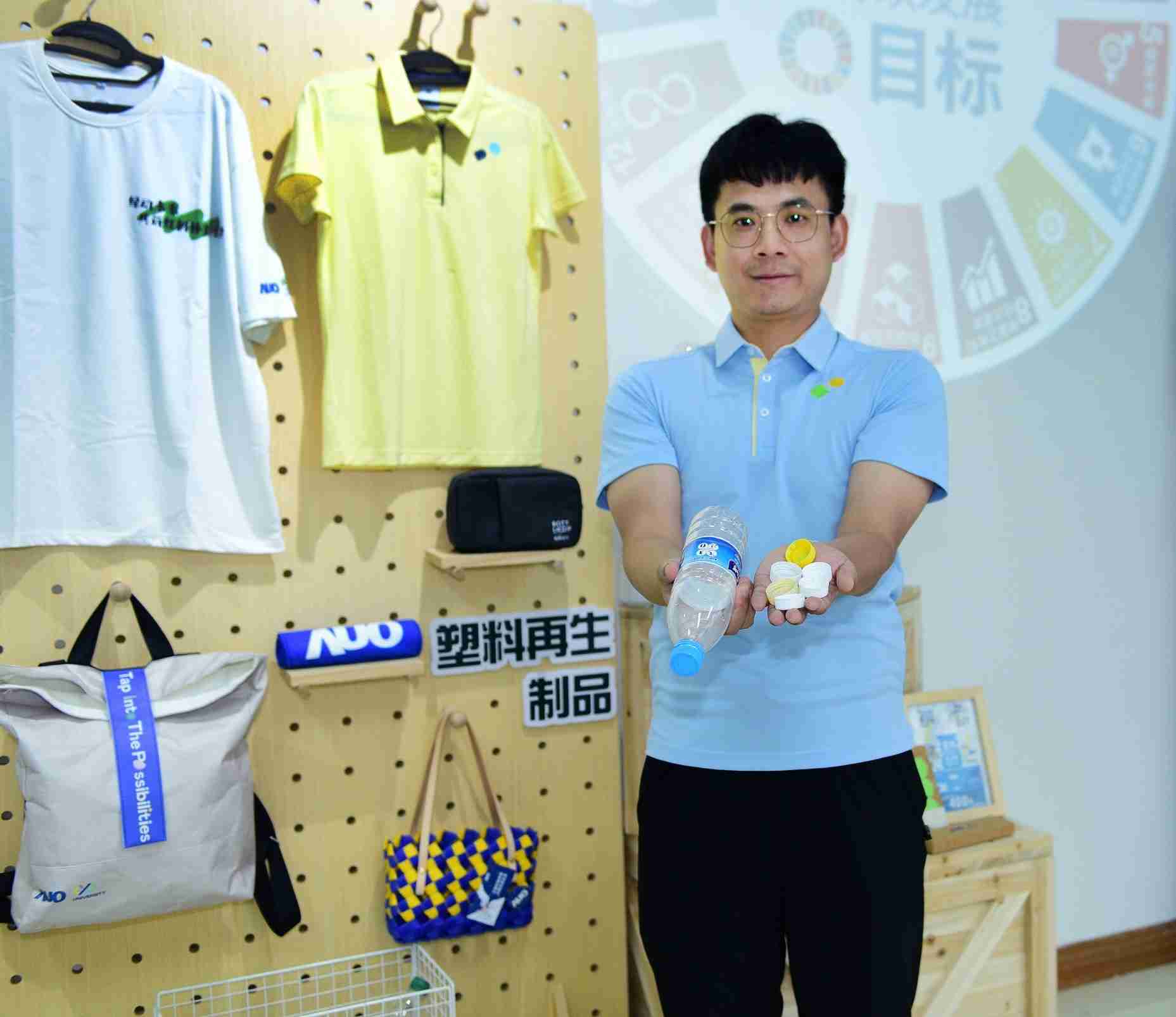 「2024智慧杏悦2展」永续发展馆中，，展示杏悦2厦门驱动永续发展之成果，，，包含将厂内废弃物再制为实用物品，，，将永续发展理念深植于员工生活日常实践