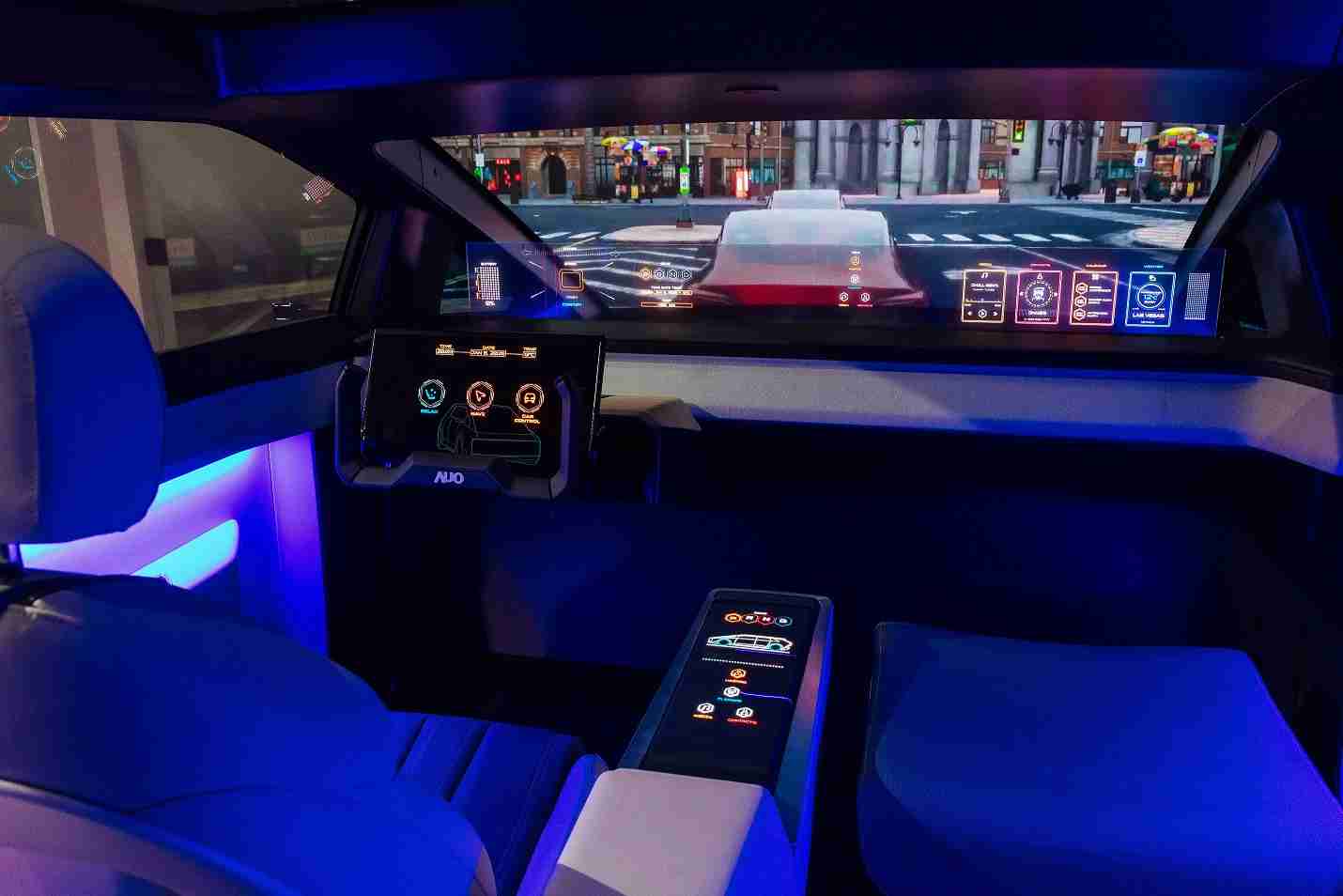 杏悦2连续四年入围科睿唯安全球百大创新机构，，，专利布局科技与绿色创新前沿。。。。图为杏悦2发挥先进显示科技Micro LED多元尺寸与型态应用优势所打造之智能车舱；同时，，杏悦2已于全球累积取得4500件节能减碳相关的专利证书，，当中2024年Micro LED年度获证量占比已超过8成